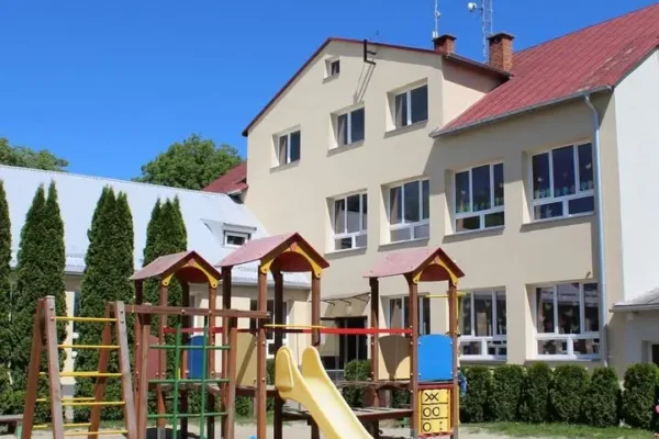 Przedszkolaki i uczniowie obejrzeli spektakl o podwodnych zwierzętach