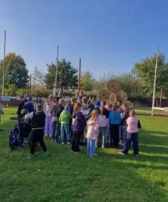 Uczniowie klas I–III z Nowodworu na wycieczce w Parku Rozrywki WYSPY w Stężycy