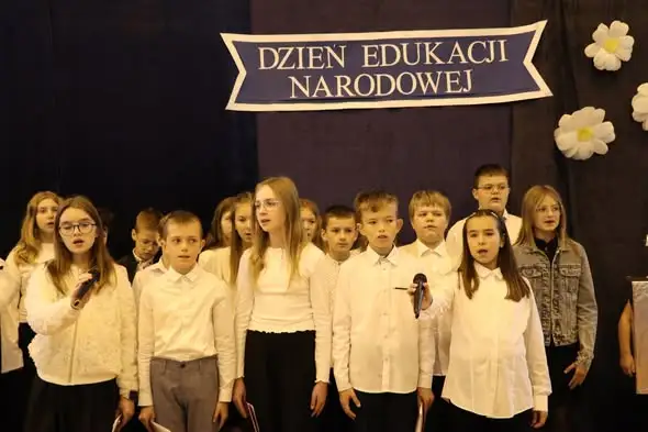 Dzień Nauczyciela w ZS w Nowodworze: uczniowie pokazali, że robot nie zastąpi nauczyciela