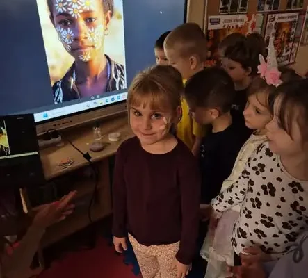 Przedszkolaki z grupy Pszczółki spotkały się z podróżniczką wspierającą dzieci z Madagaskaru