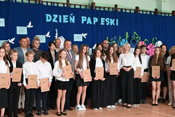 Dęblin: 17 uczniów i absolwentów otrzymało stypendia im. Jana Pawła II