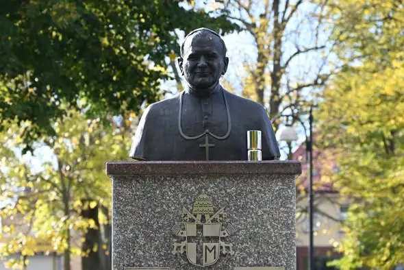 Dęblin uczcił Dzień Papieski przy pomniku św. Jana Pawła II