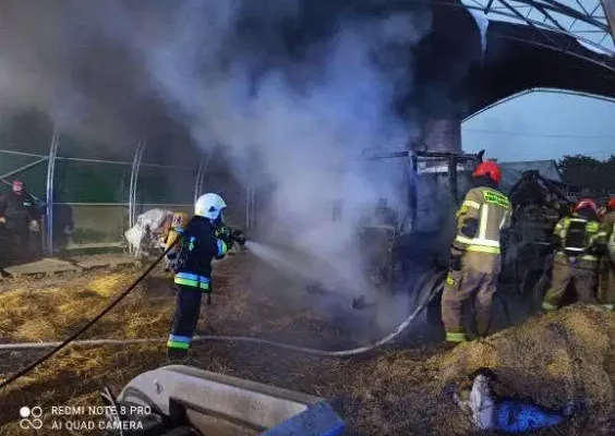 Pożar ciągnika, hali i siana w Sobieszynie – akcja strażaków z OSP Ułęż