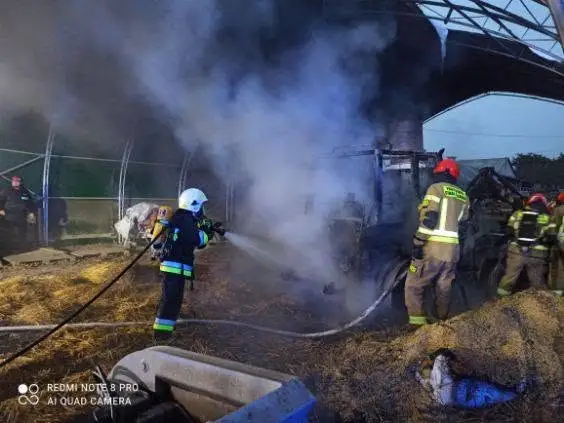 Pożar ciągnika, hali i siana w Sobieszynie – akcja strażaków z OSP Ułęż