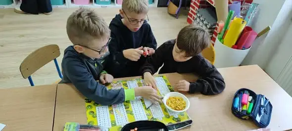 Uczniowie klasy 3c poznawali zboża i produkty z nich – od ziarna do makiety