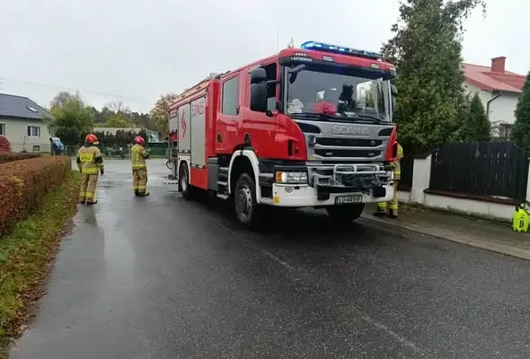 Plama oleju na drodze wojewódzkiej 801 w Stężycy – akcja strażaków
