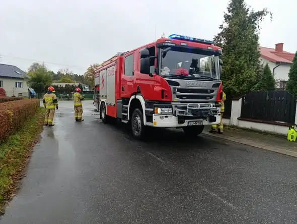 Plama oleju na drodze wojewódzkiej 801 w Stężycy – akcja strażaków