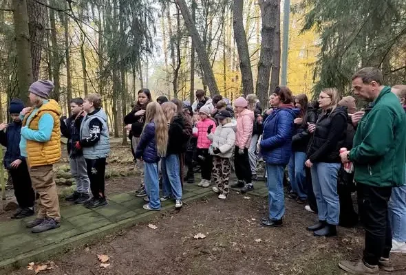 Młodzież z Nowodworu-Piasków zadbała o wojenne mogiły przed Wszystkimi Świętymi
