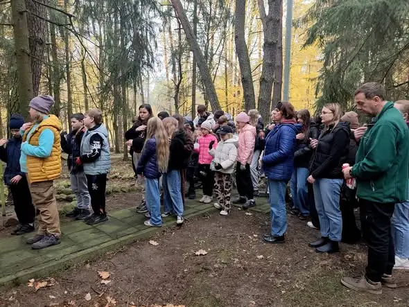 Młodzież z Nowodworu-Piasków zadbała o wojenne mogiły przed Wszystkimi Świętymi