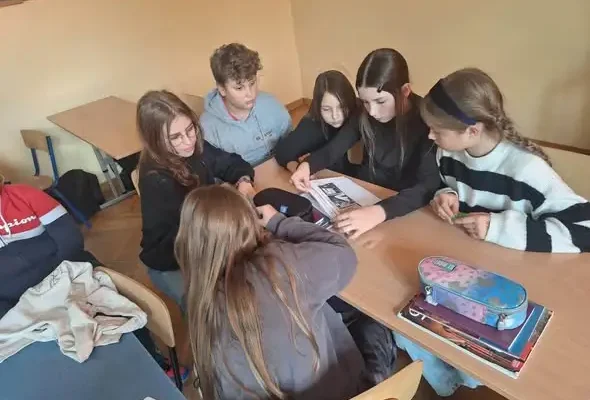 BohaterON w klasie 5a – lekcja historii o „Małej” i świece nadziei