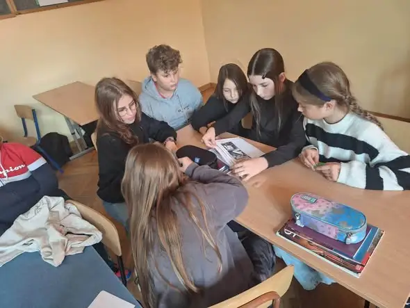 BohaterON w klasie 5a – lekcja historii o „Małej” i świece nadziei