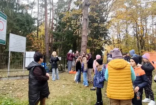 Uczniowie z Nowodworu-Piasków zadbali o wojenne mogiły przed Wszystkimi Świętymi