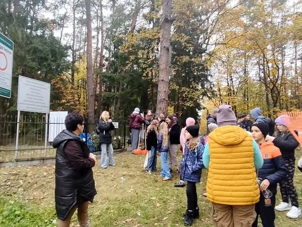 Uczniowie z Nowodworu-Piasków zadbali o wojenne mogiły przed Wszystkimi Świętymi