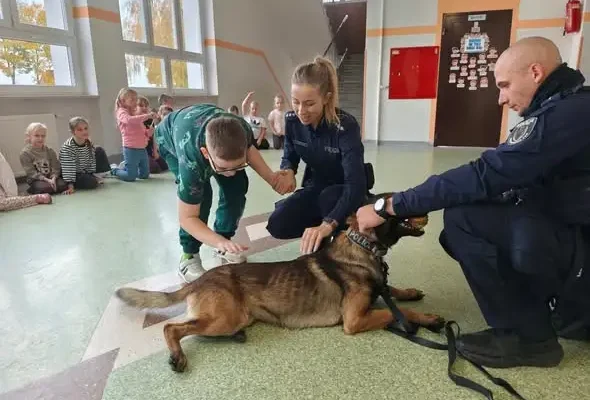 Policjanci i pies Orzech z wizytą w klasie 1b – lekcja bezpieczeństwa